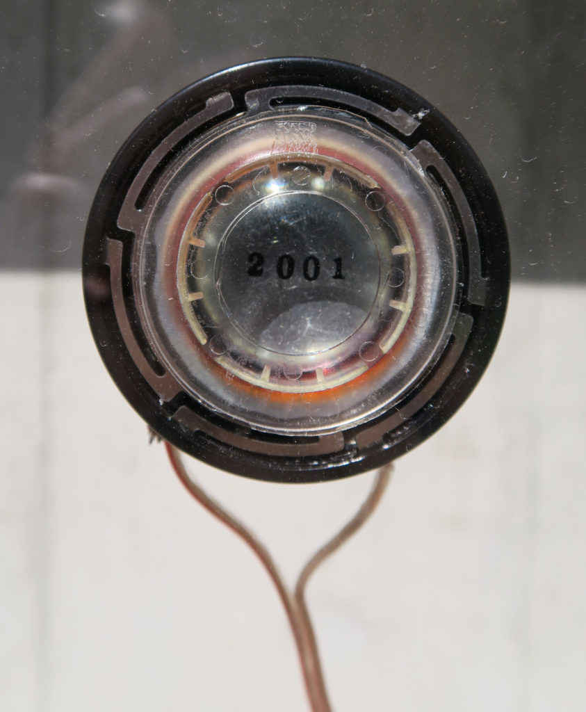 Baker Wardlaw, Repetition legitimizes, 2020, electroacoustic transducer affixed to exhibition space window, radioswisspop jingle during opening hours, variable dimensions, exposition Lemme Art Contemporain, artist-run space, Sion, 27 juin-29 août 2020