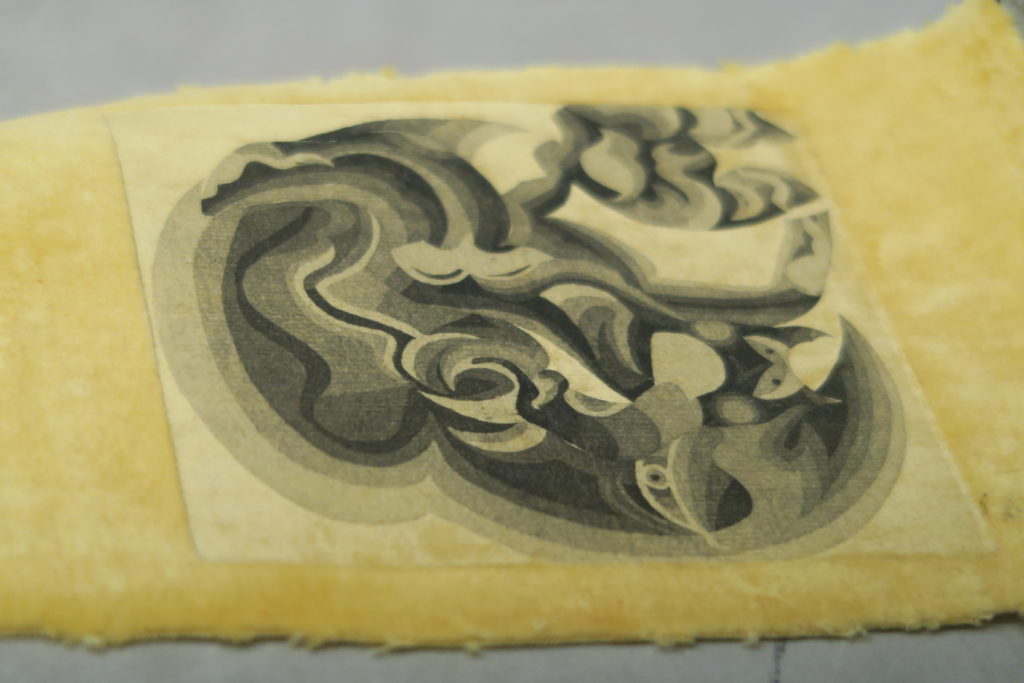 Vue de l'exposition We Are Serious,
Lemme Art Contemporain,
Commissaire Pierre Vadi
Giovanna Belossi, Fantasmi 2, 2020, Smoking blue king size rolling paper, impression jet
d’encre, fil de coton, mouchoir en papier, cintre, 30 x 58cm