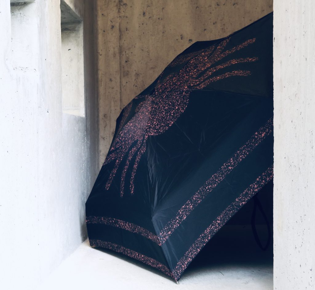 Atelier E.B, Scutum Umbrella, 2018, collection Jasperwear, parapluie pliable, nylon, 90 cm ø