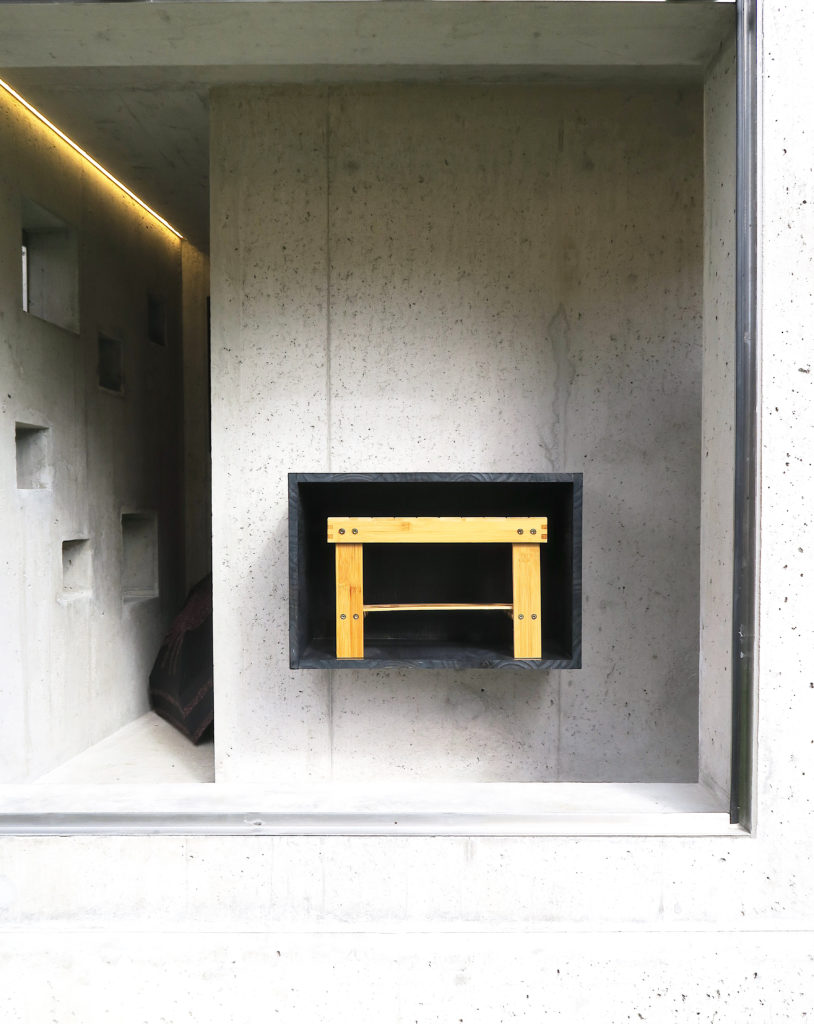 Doris Guo, Untitled Sit, 2019, pin, tabouret, 54x36x25 cm